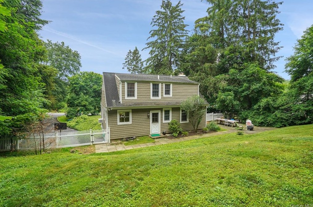 11 Lakeside Dr, Katonah NY  10536-1607 exterior