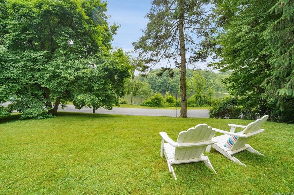 11 Lakeside Dr, Katonah NY  10536-1607 exterior