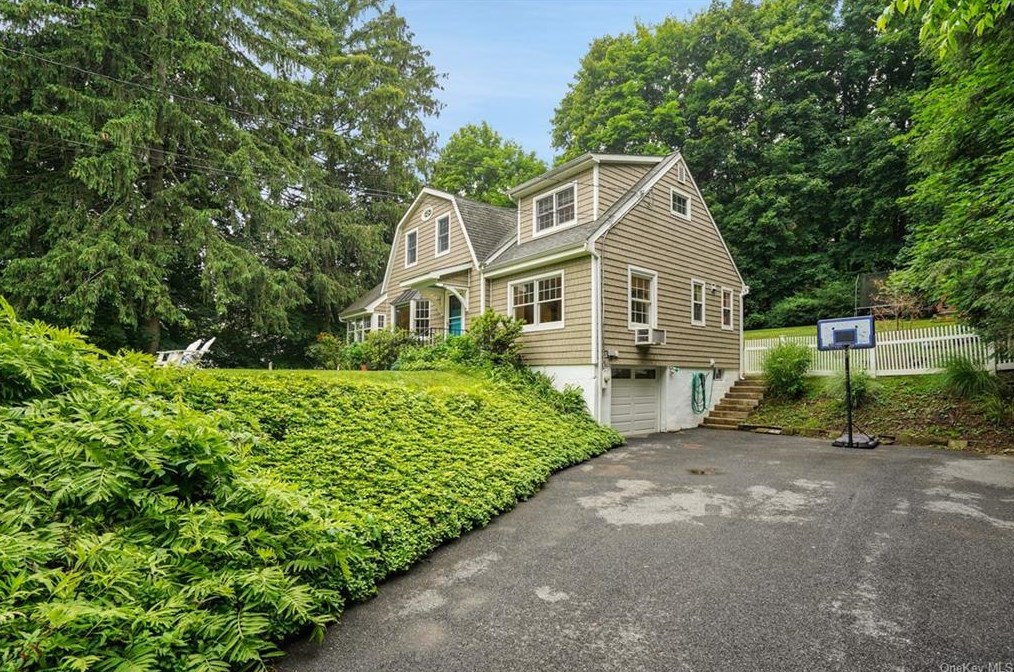 11 Lakeside Dr, Katonah NY  10536-1607 exterior