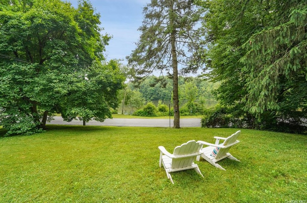 11 Lakeside Dr, Katonah NY  10536-1607 exterior