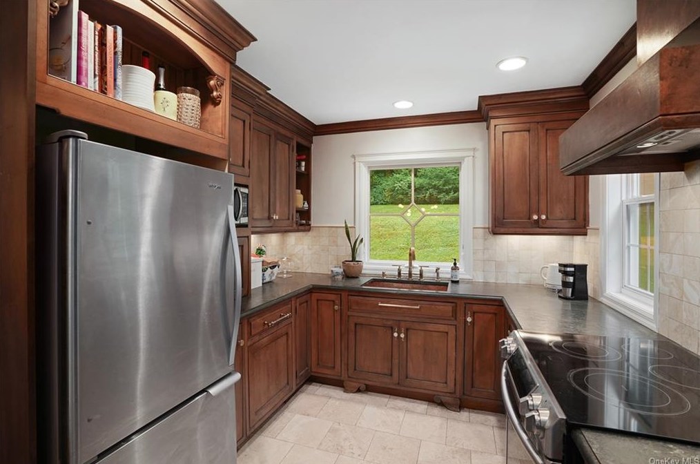 11 Lakeside Dr, Katonah NY  10536-1607 exterior