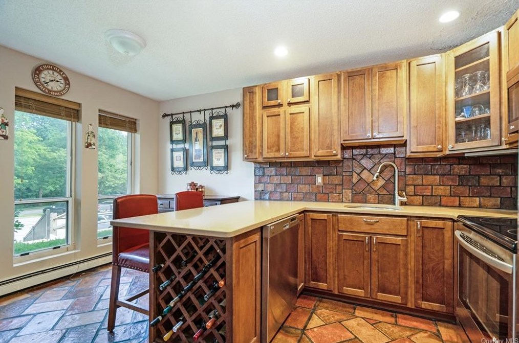 12 Spring Meadow Ln, Peekskill, NY 10566-4948