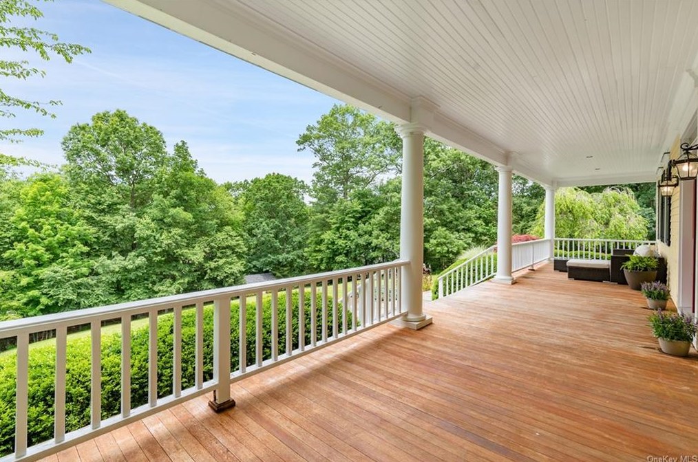 7 Falcon Woods Ct, Bedford, NY 10506-1321
