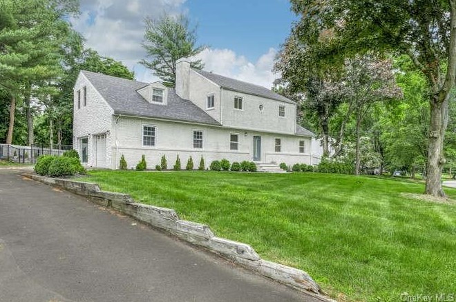 4 Holland Ln, Chestnut Ridge, NY 10952-1316