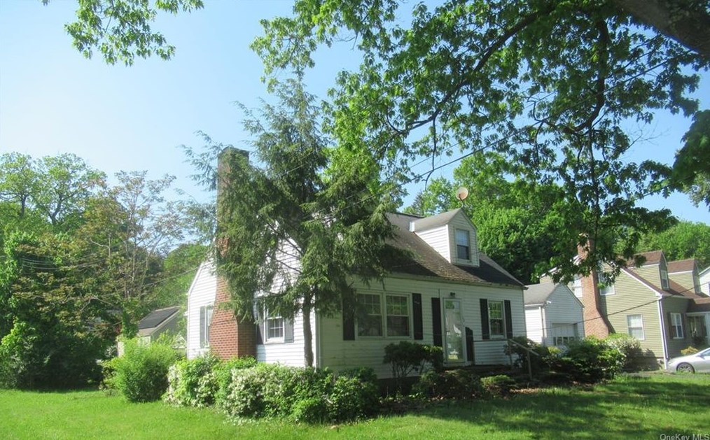 28 Wintergreen Ave, Newburgh, NY 12550-3033