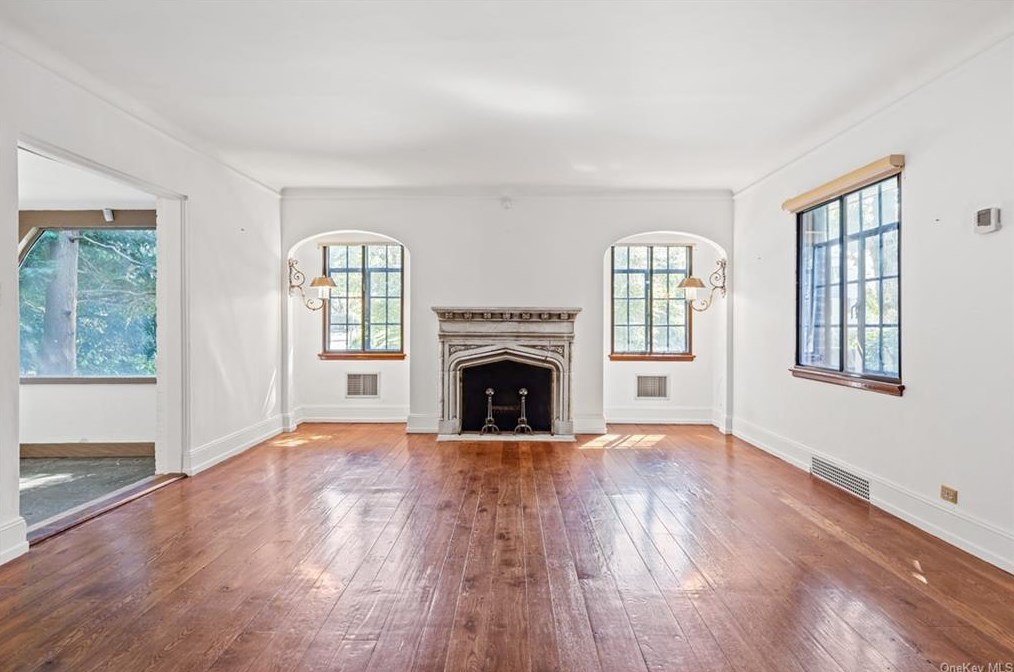 87 Bellows Ln, North Hills, NY 11030-2627