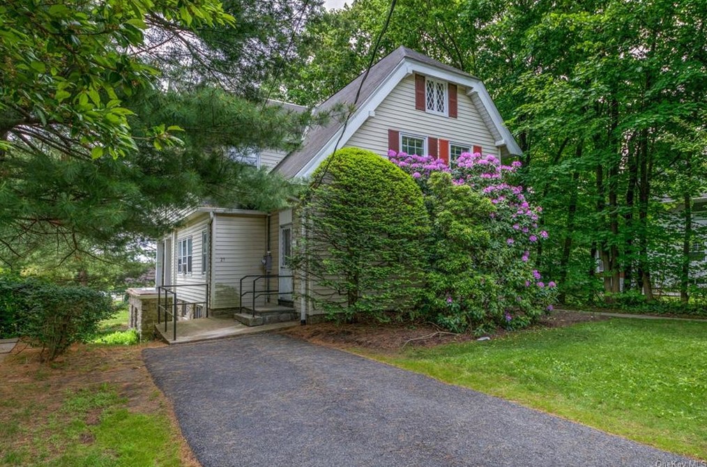 27 Crane Ave, White Plains, NY 10603