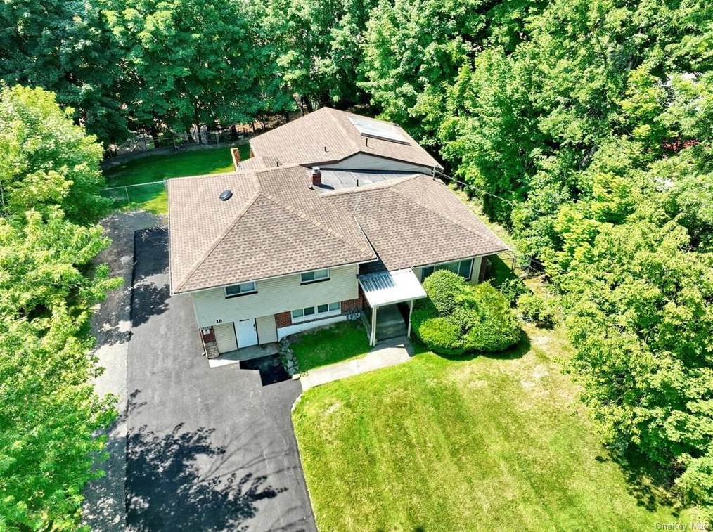 18 Hilltop Ln, Chestnut Ridge, NY 10952-2525