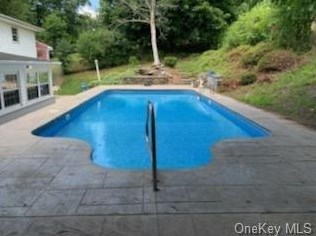 8 Crescent Dr, Goshen, NY 10924-1102