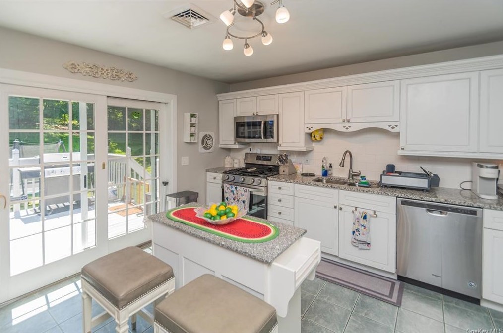 19 Circle Dr, Monroe NY  10950-3638 exterior