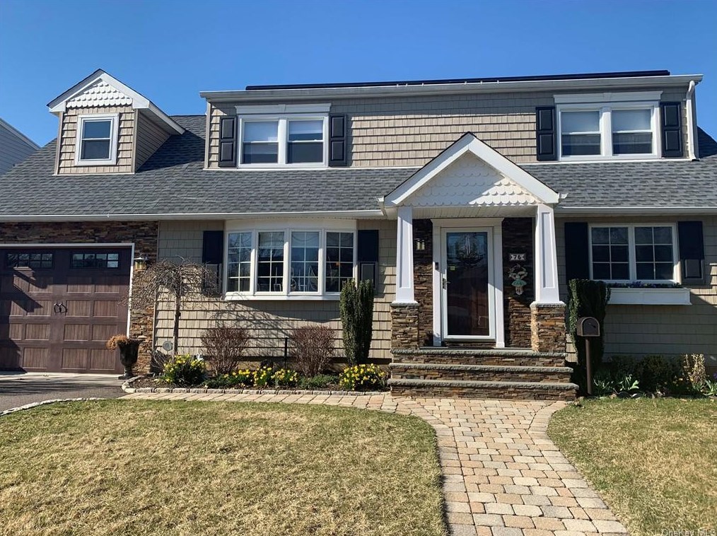 75 Queens Ave, East Massapequa, NY 11758-3008