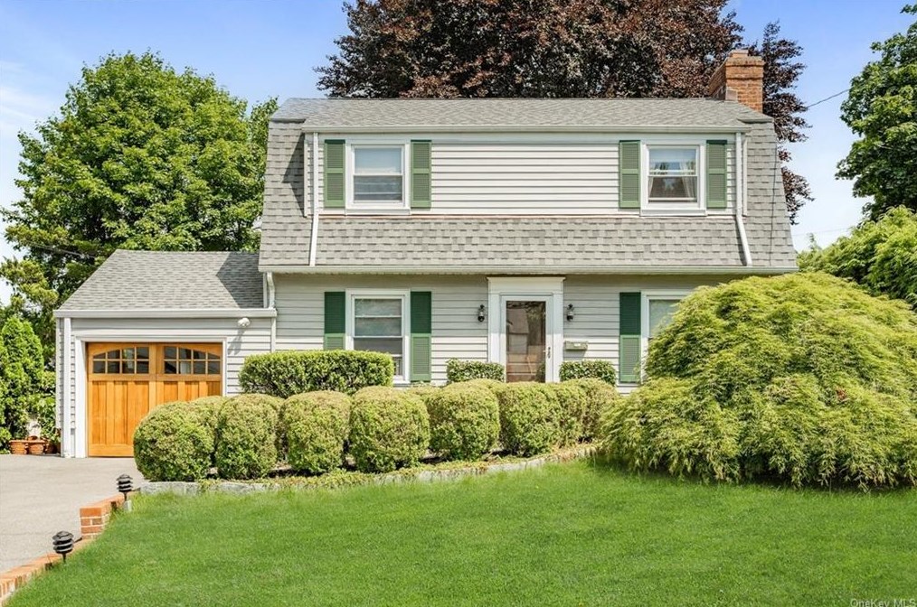 3 Hickory Hill Rd, Yonkers, NY 10709-1414