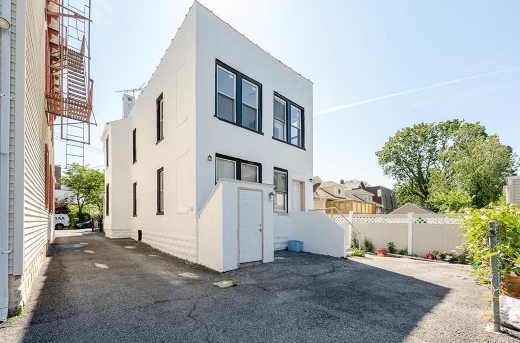 573 Minnieford Ave #2, Bronx, NY 10464