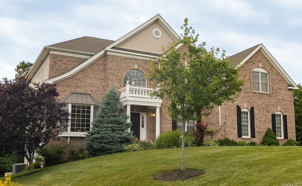 142 Ridgeline Dr, Poughkeepsie, NY 12603