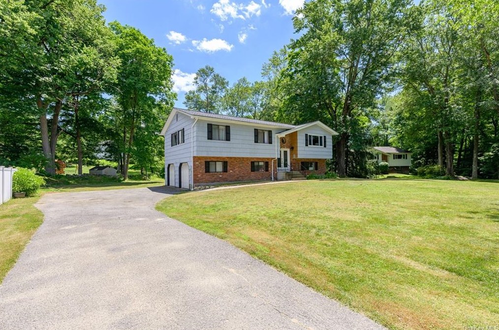 2460 Linette Ct, Yorktown Hgts, NY 10598