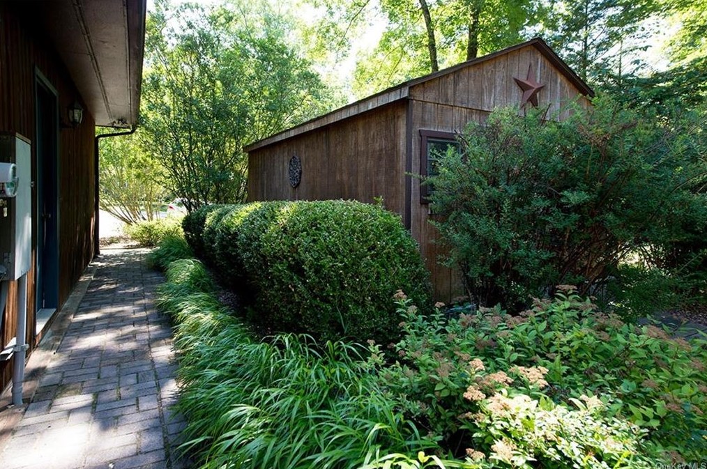 81 Wildwood Cir, Bloomingburg, NY 12721-4114