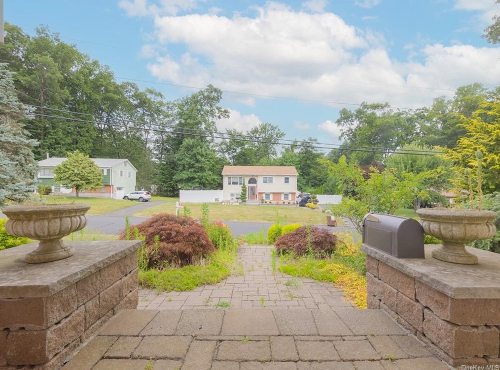 21 Amarillo Dr, Nanuet, NY 10954-1304