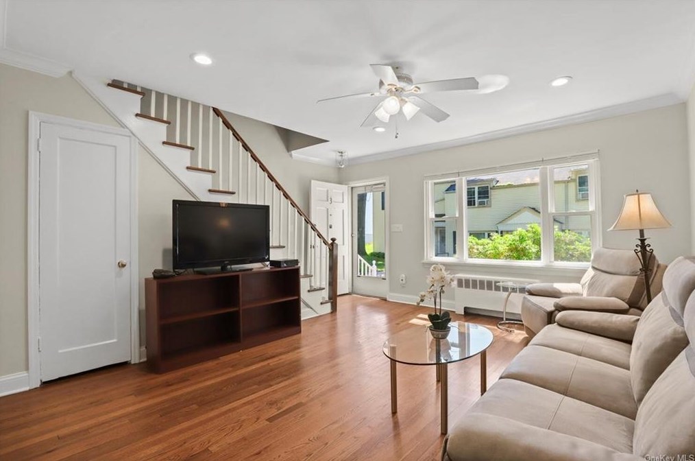 737 Tuckahoe Rd, Yonkers, NY 10710-5248