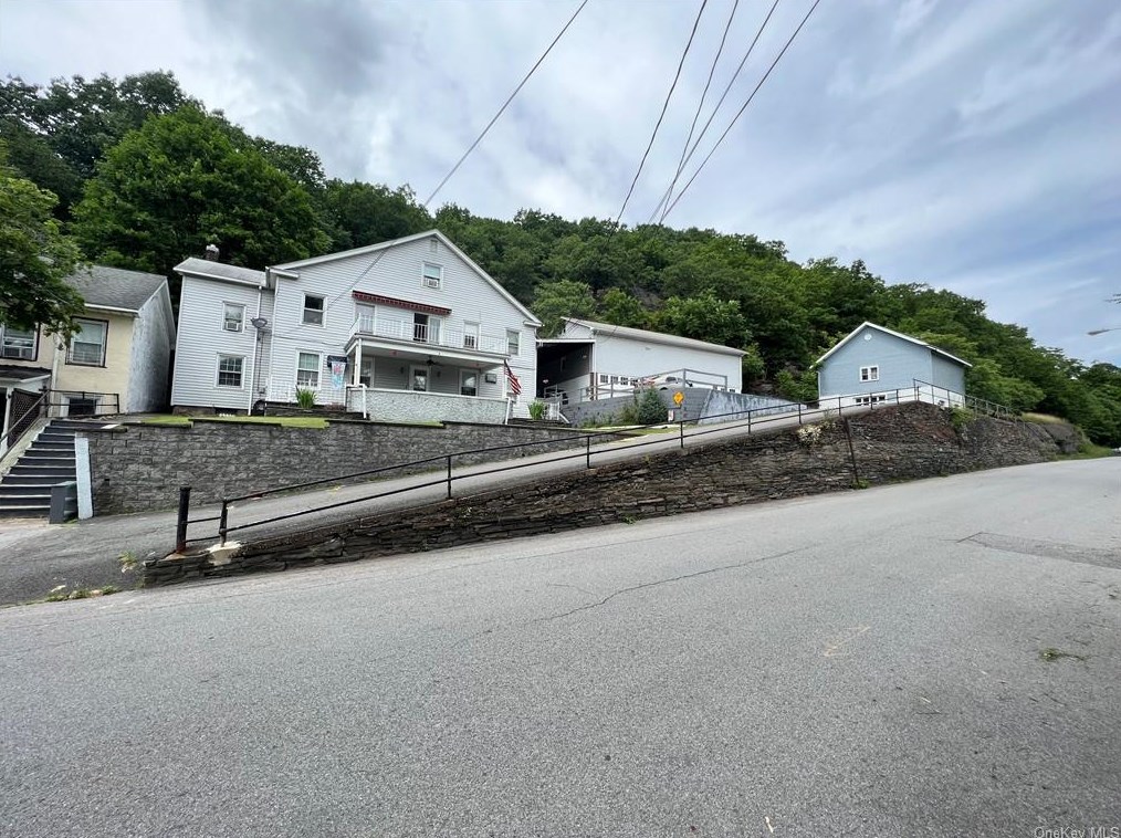 6 Hudson St, Port Jervis, NY 12771-1410