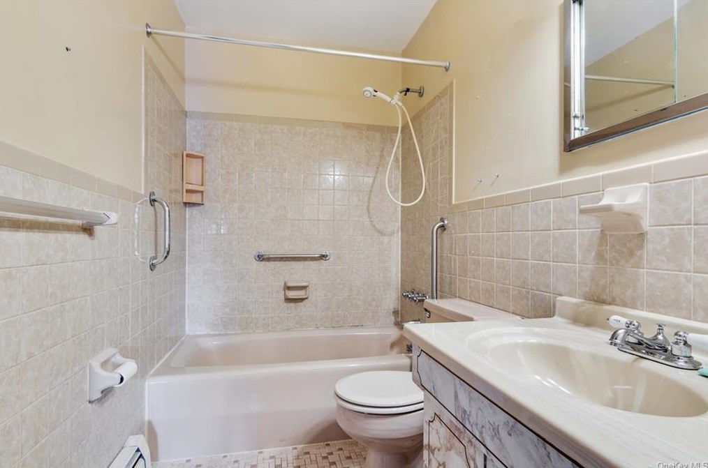 137 Bellevue Pl, Yonkers NY  10703-1626 exterior