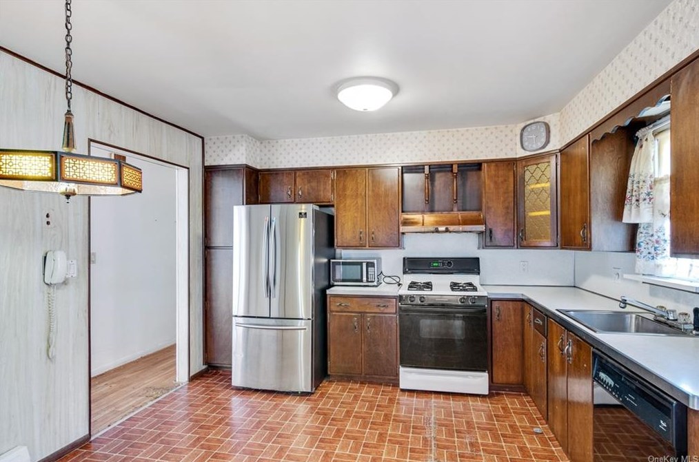 137 Bellevue Pl, Yonkers NY  10703-1626 exterior