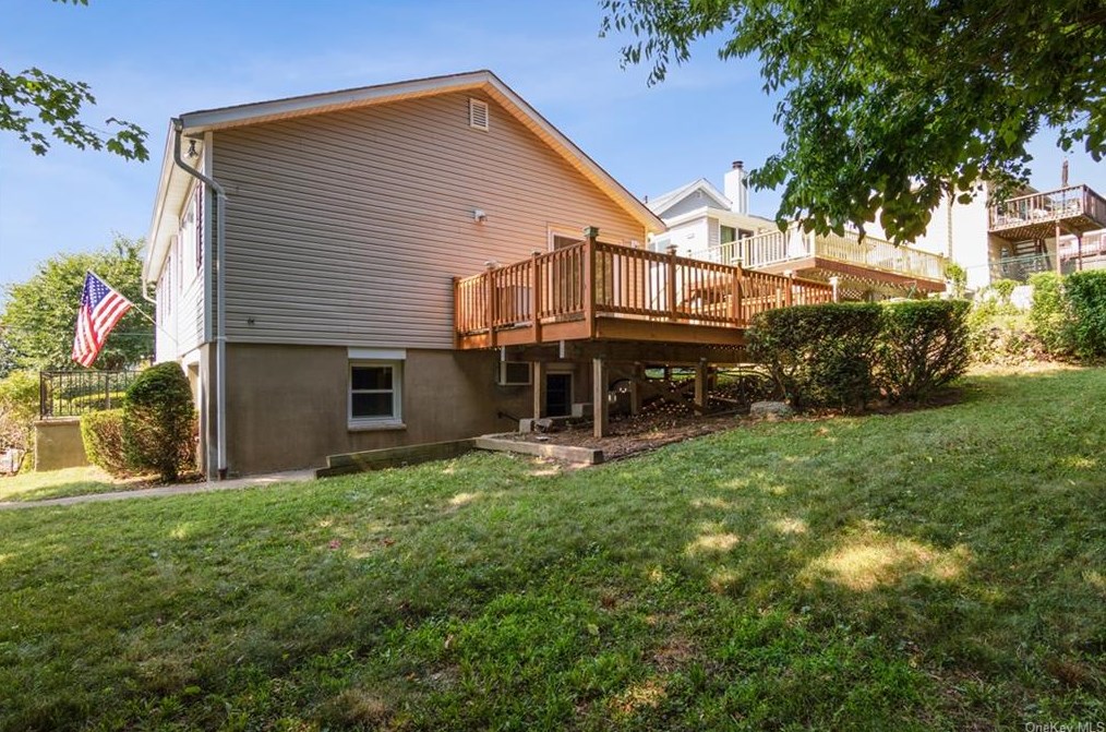 137 Bellevue Pl, Yonkers NY  10703-1626 exterior