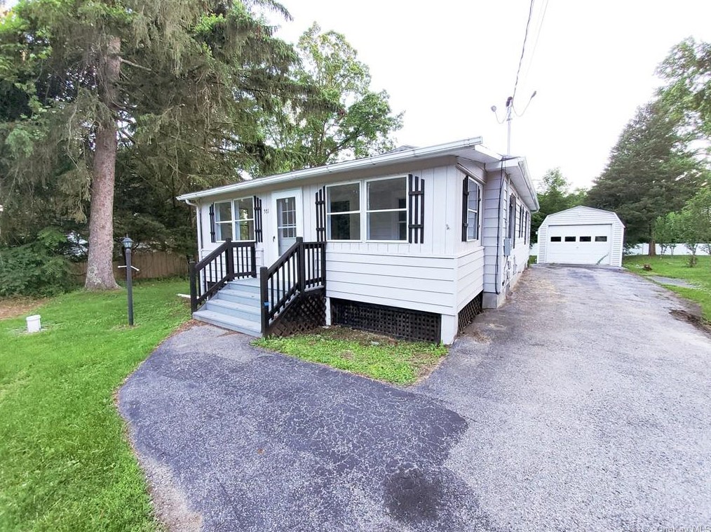 571 Rte 376, East Fishkill NY  12533-6088 exterior