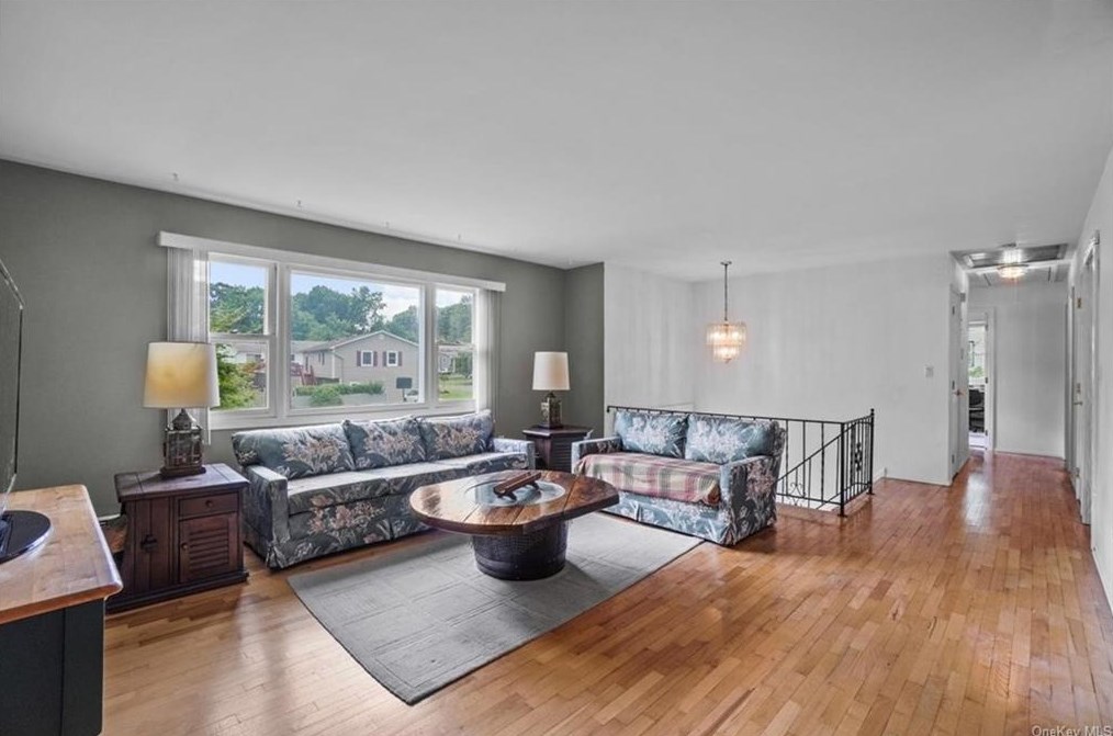 9 Ashwood Ln, Garnerville, NY 10923