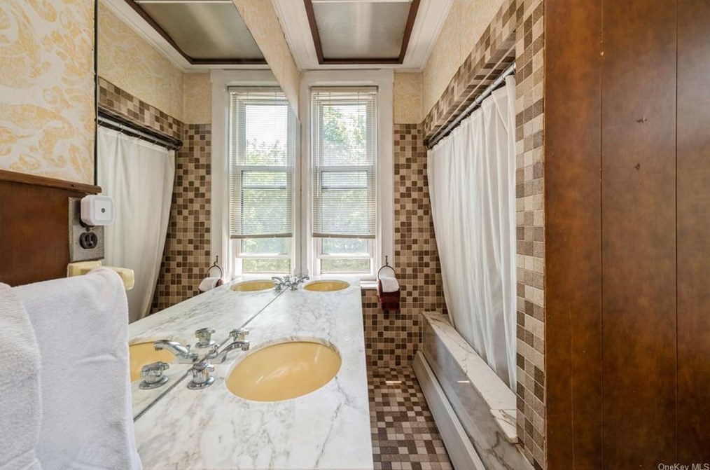 34 Clinton Ave, Dobbs Ferry NY 10522-3000 exterior