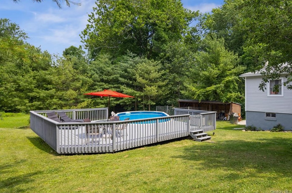 125 Greenwood Dr, Beacon NY  12508-2908 exterior