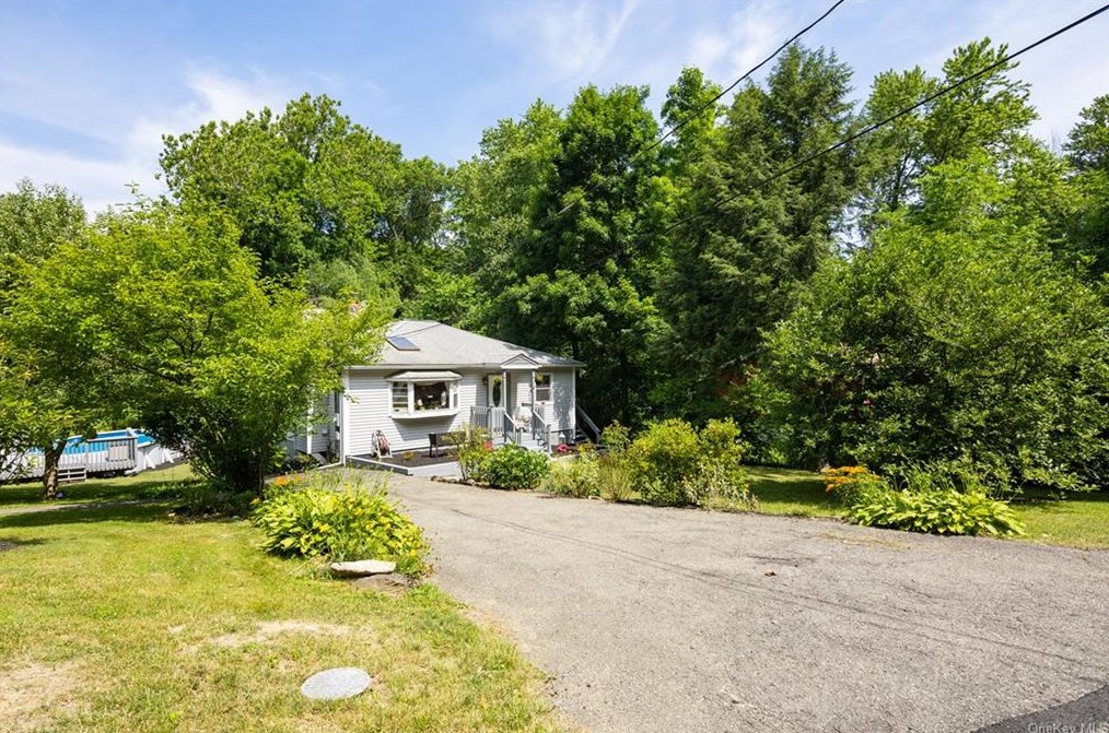 125 Greenwood Dr, Beacon NY  12508-2939 exterior