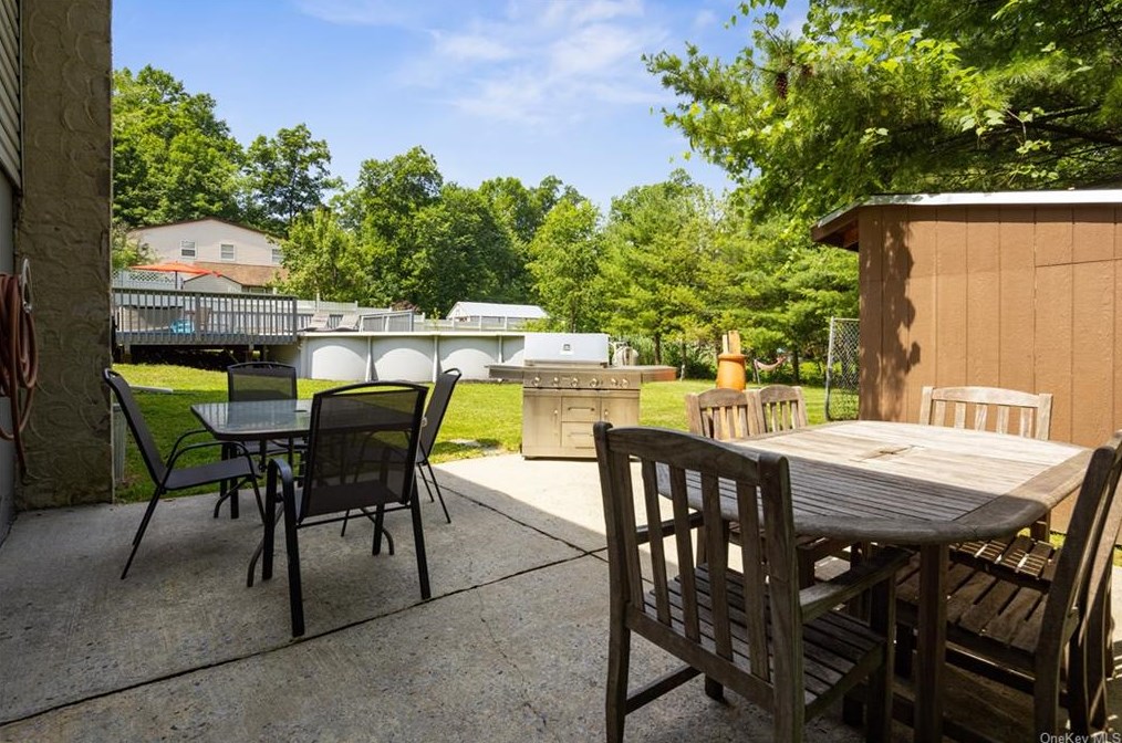 125 Greenwood Dr, Beacon NY  12508-2908 exterior