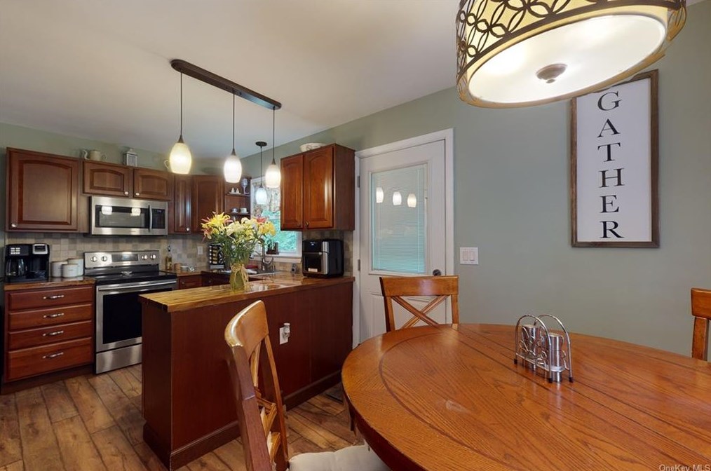 125 Greenwood Dr, Beacon NY  12508-2908 exterior