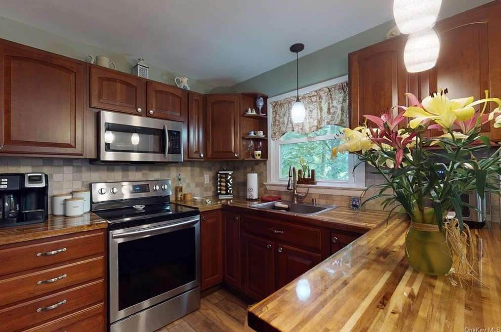 125 Greenwood Dr, Beacon NY  12508-2908 exterior