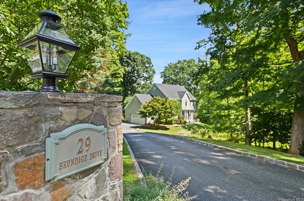 29 Brundige Dr, Goldens Bridge, NY 10526-1413