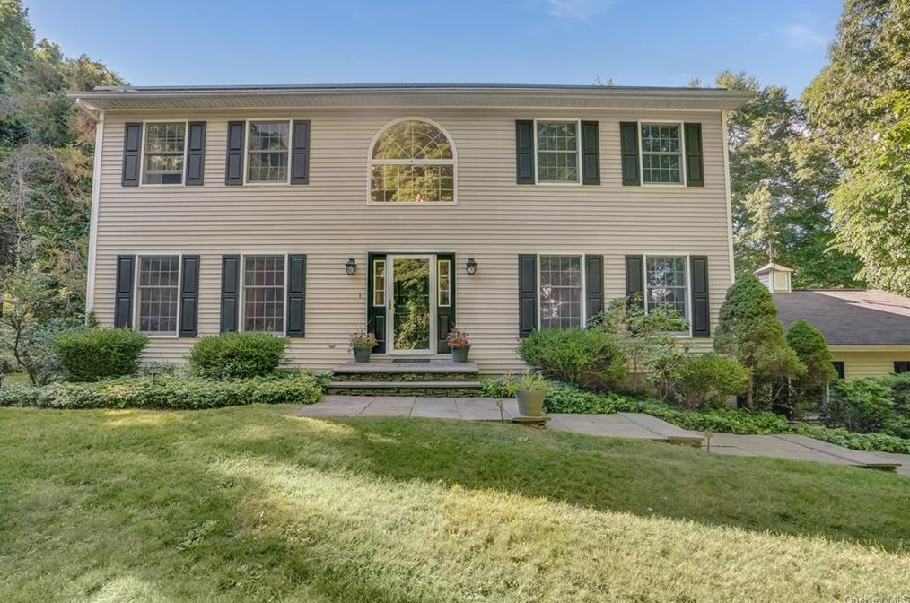 20 Dixon Ct, Poughquag, NY 12570