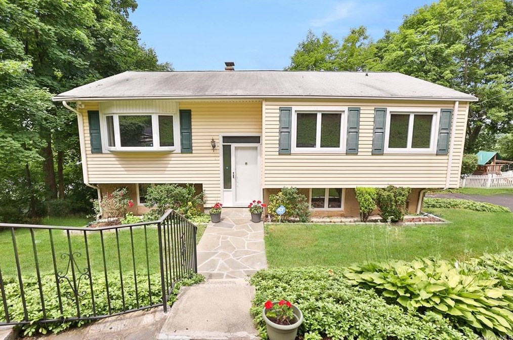 555 Linda Ave, Thornwood, NY 10594
