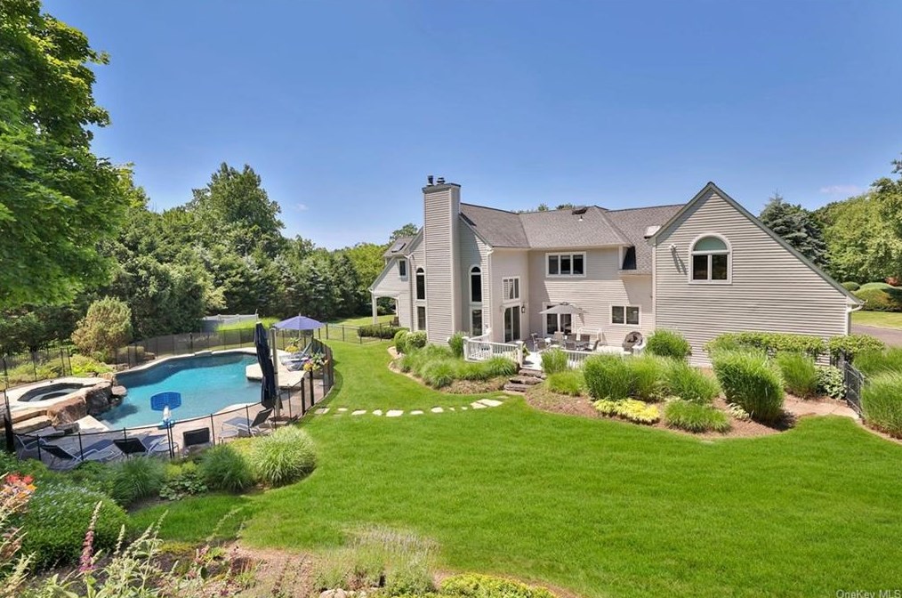 18 Far Hill Ln, Pleasantville, NY 10570