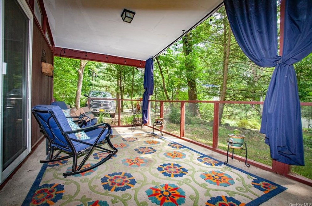 6 Travis Ln, Montrose, NY 10548-1014