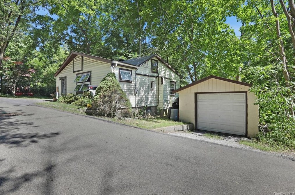 11 Maple Ave, Monroe, NY 10950-3505