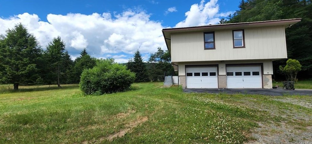 17 Englese Dr, Claryville, NY 12725-5300