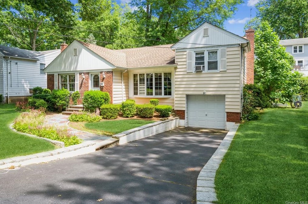 102 Patton Dr, Yonkers, NY 10710-1313