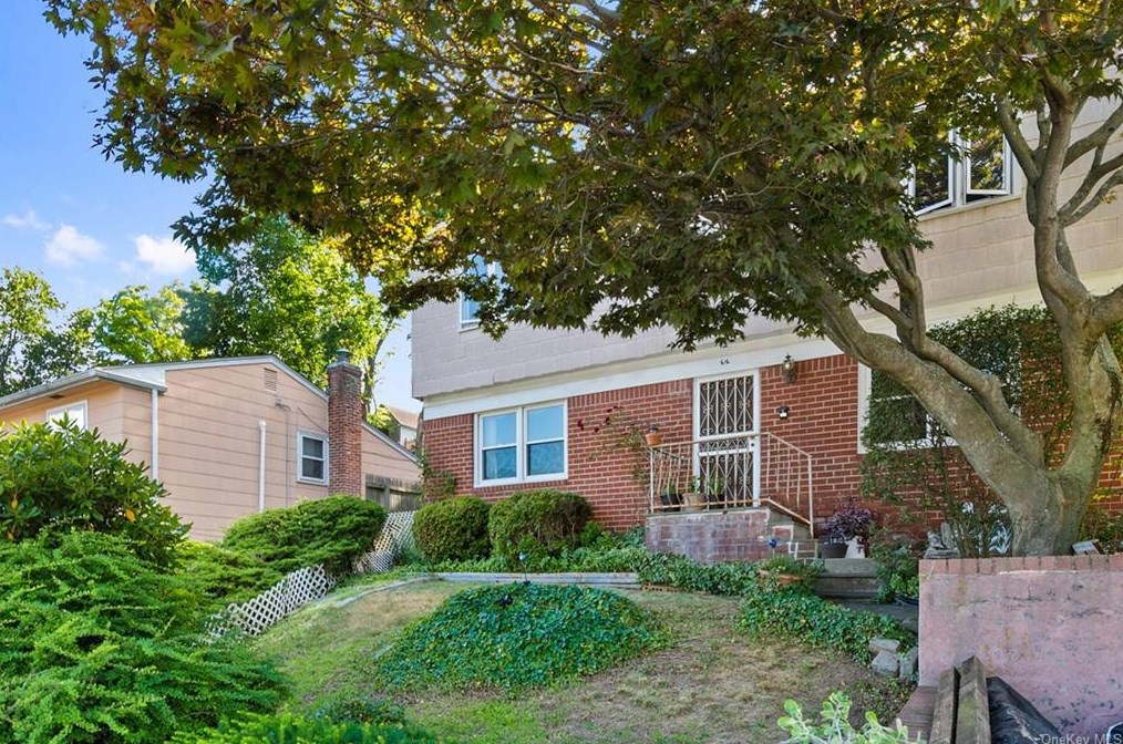 197 Rockne Rd, Yonkers, NY 10701-5444