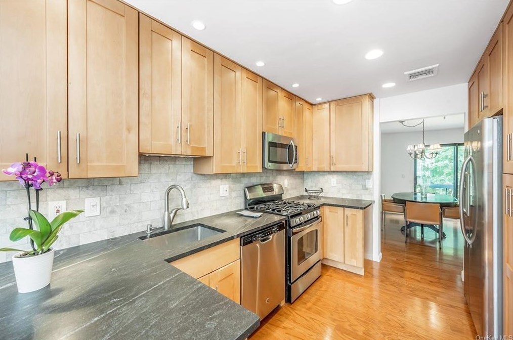 128 Stone Oaks Dr, Hartsdale, NY 10530