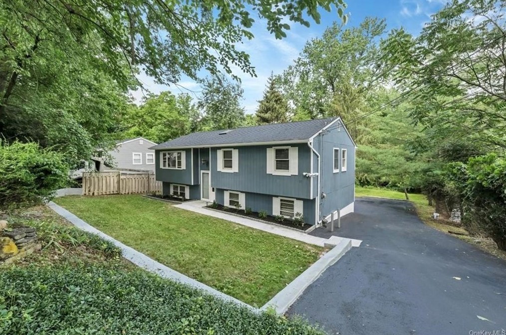 17 Dogwood Dr W, Poughkeepsie, NY 12601