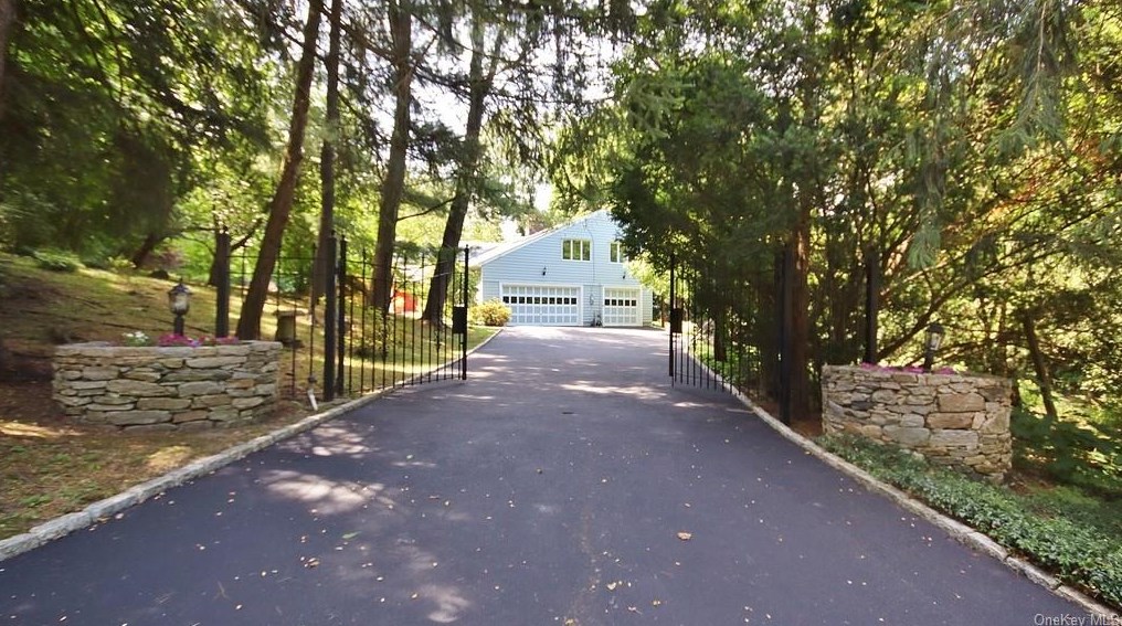 982 Long Hill Rd W, Briarcliff, NY 10510