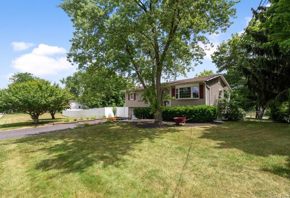 12 Buckingham Dr, Newburgh, NY 12550-2411