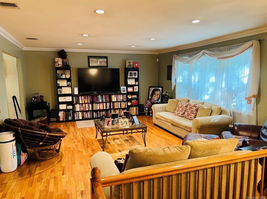 127 Rockland Ln, Chestnut Ridge, NY 10977-3125