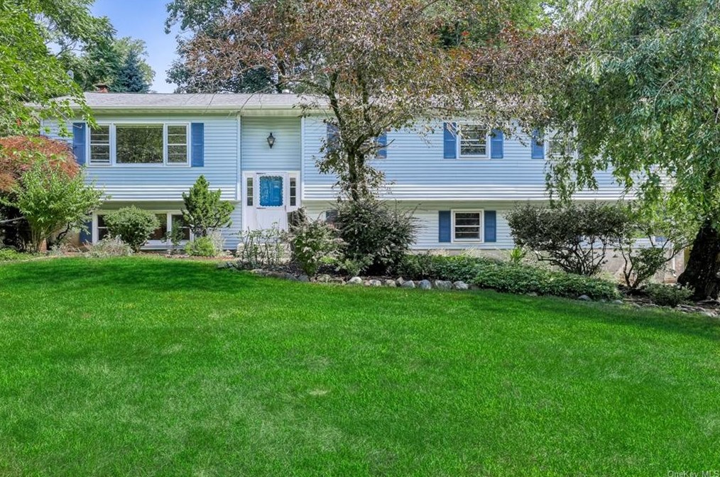 1 Shady Ridge Ln, Chestnut Ridge, NY 10977-1130