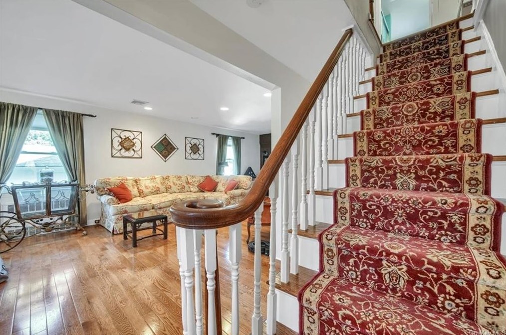 70 Juana St, Yonkers, NY 10707-1030